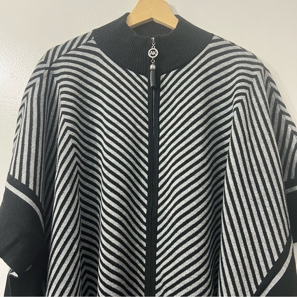 ANNE KLEIN Zip Front Cape/Poncho Black/Grey with Zipper and Emblem Size Small - Picture 2 of 9